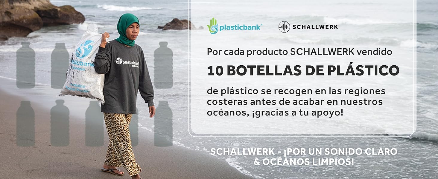 Mujer de Plasticbank recoge botellas de plástico del océano