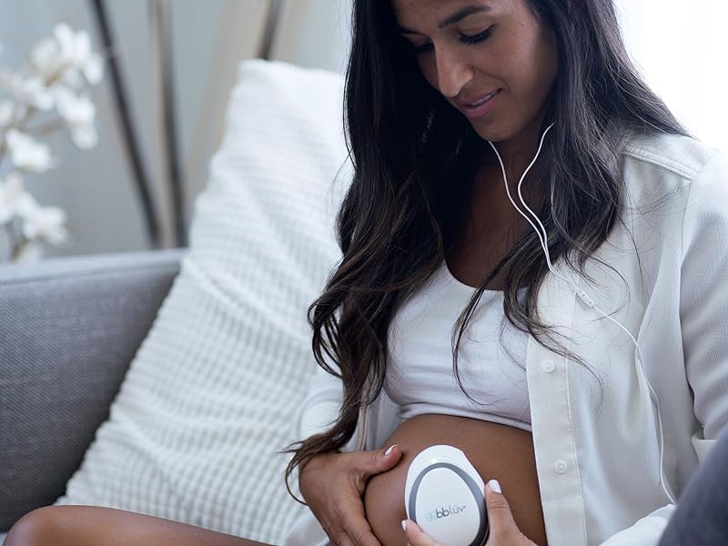 mujer listening to her baby through the doppler