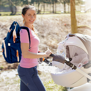 Mamá con mochila lleva carrito de bebé